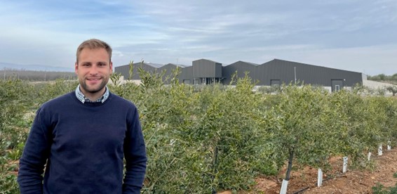 Miguel Angel Bernal Ilari és secretari executiu de la Comissió General de Pesca de la Mediterrània (CGPM) de l’Organització de les Nacions Unides per a l’Alimentació i l’Agricultura (FAO). Científic de reconegut prestigi, iniciat a l’Institut Espanyol d’Oceanografia (IEO), ha col·laborat en notòries universitats, per continuar en diferents llocs a la FAO, concretament a la Comissió General de Pesca del Mediterrani, en què ocupa el càrrec de secretari executiu des de desembre de 2022. La CGPM és una organització creada en el marc de l’ONU (FAO) el 1949, està formada per la Unió Europea i un total de 22 països de la ribera del Mediterrani i el mar Negre, i compta també amb la cooperació de sis països més interessats en el treball de la Comissió. El seu objectiu és garantir la conservació i aprofitament sostenible dels recursos marins vius i també el desenvolupament sostenible de l’aqüicultura a la zona d’aplicació.
			
			
				Entrevista