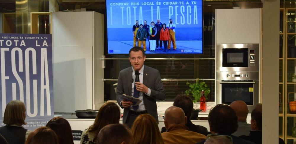 El conseller Ordeig presentant la campanya de suport al sector pesquer.
			
			
				espot i tota la pesca