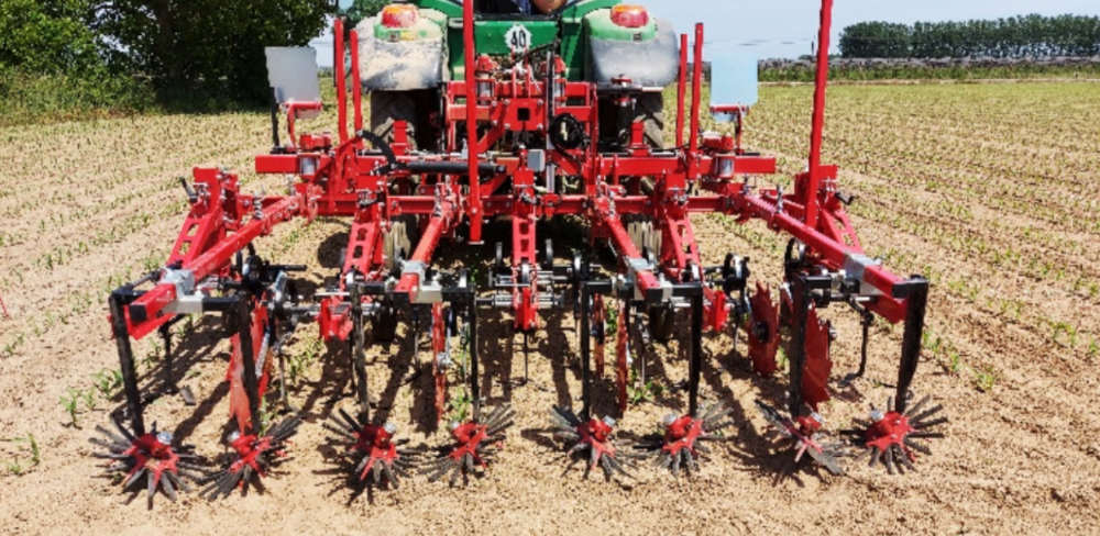 Els equips de desherbatge mecànic i altres tecnologies de precisió permeten reduir la dependència dels productes fitosanitaris en el control de les males herbes