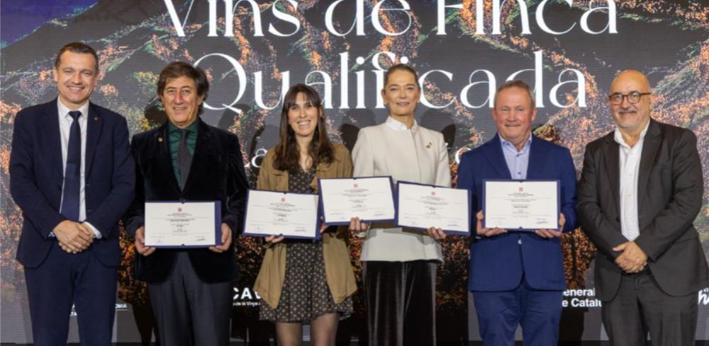 El conseller d'Agricultura i el director general de l'ICANVI amb els representants dels cellers distingits